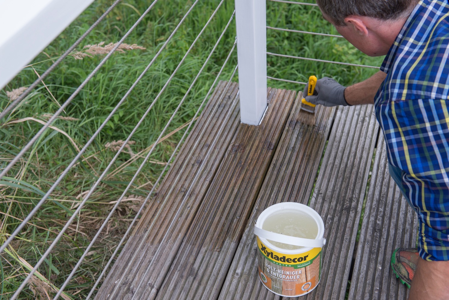 Holzterrasse: Entgrauer auftragen Holzterrasse: Entgrauer auftragen
